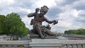 Pont Alexandre III   La fillette a la coquille  25 juillet 2011